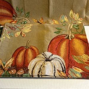 6 fall placemats and 2 runners never been used